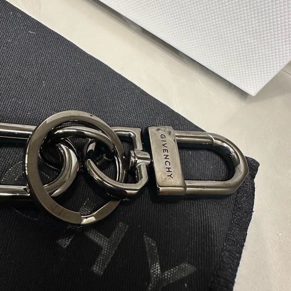 Givenchy 4G PADLOCK KEYRING IN METAL, NIB - Picture 5 of 10